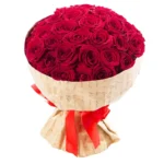 Композиция из 35 алых роз в крафт (50 см)